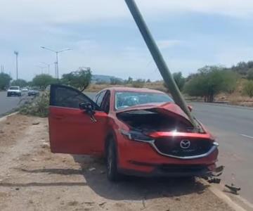 Camioneta se impactó contra un poste en bulevar Ganaderos