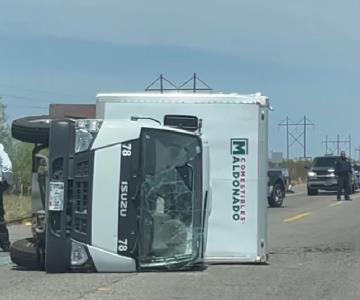 Camión de carga volcado por exceso de velocidad en Hermosillo-Bahía de Kino