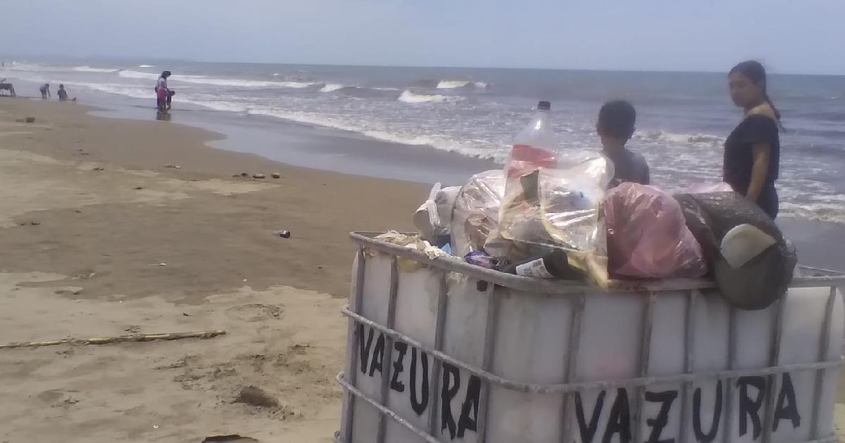 La basura es un problema recurrente en las playas de Huatabampito
