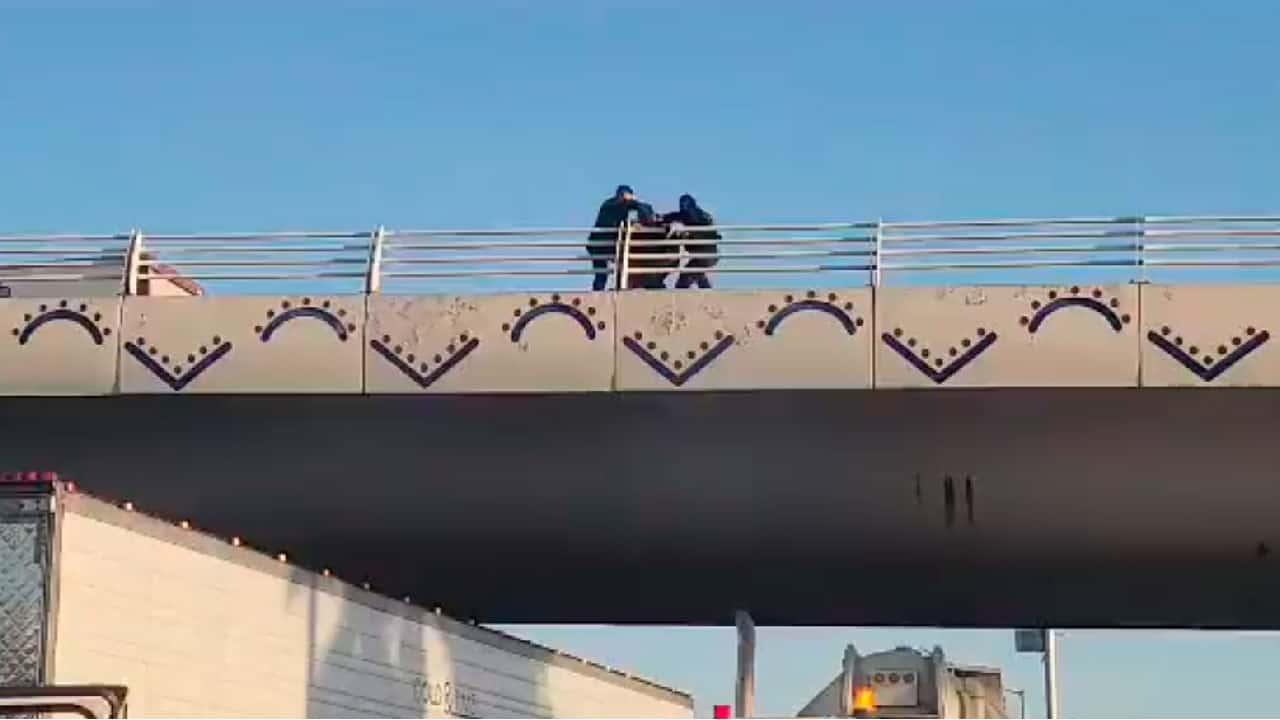 Rescatan a mujer que intentaba arrojarse de un puente en Hermosillo