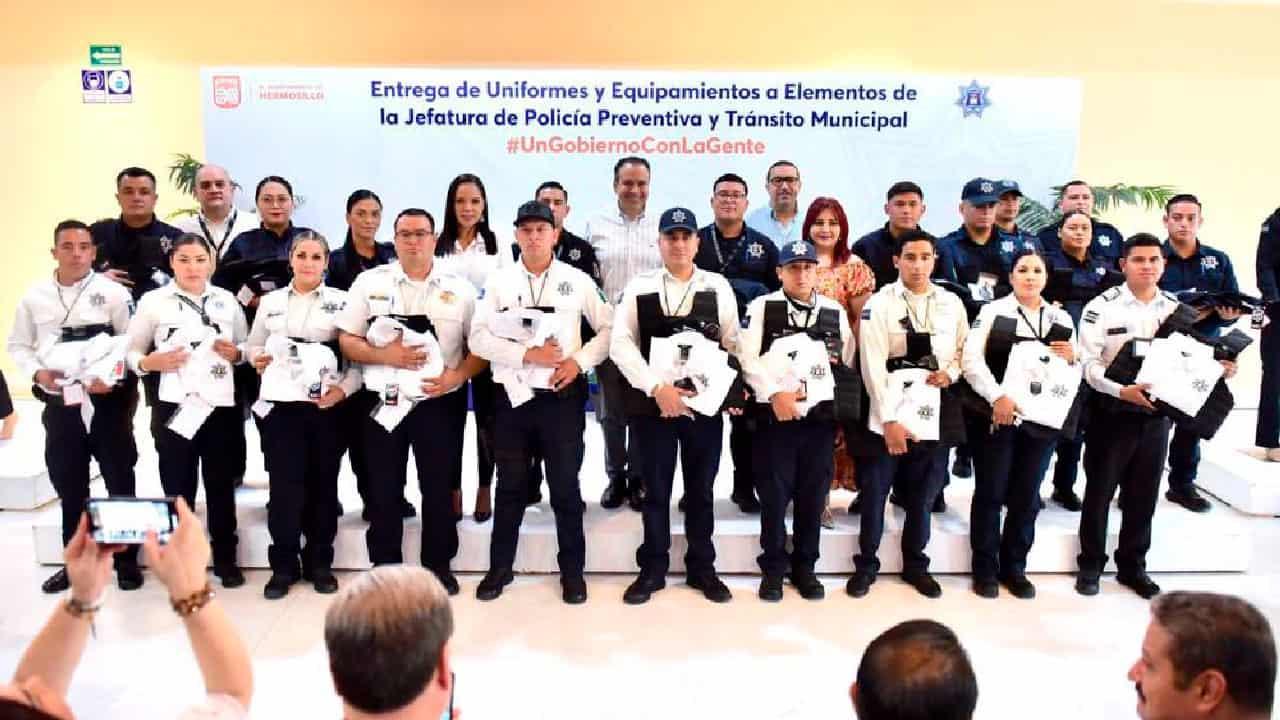 Entrega Antonio Astiazarán uniformes y chalecos balísticos a la Policía