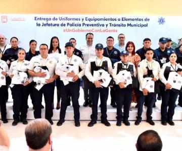 Entrega Antonio Astiazarán uniformes y chalecos balísticos a la Policía