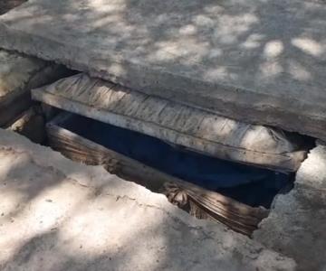 Niños retiraron losa de tumba en el panteón Guadalupe en Cajeme