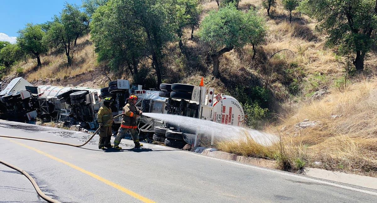 Vuelca pipa cargada con gasolina en carretera Ímuris-Cananea