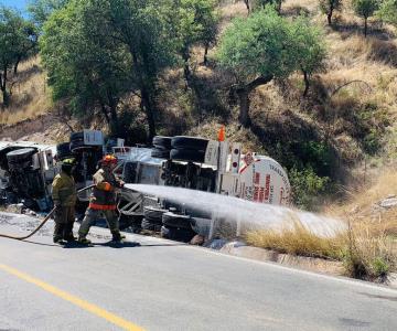 Vuelca pipa cargada con gasolina en carretera Ímuris-Cananea