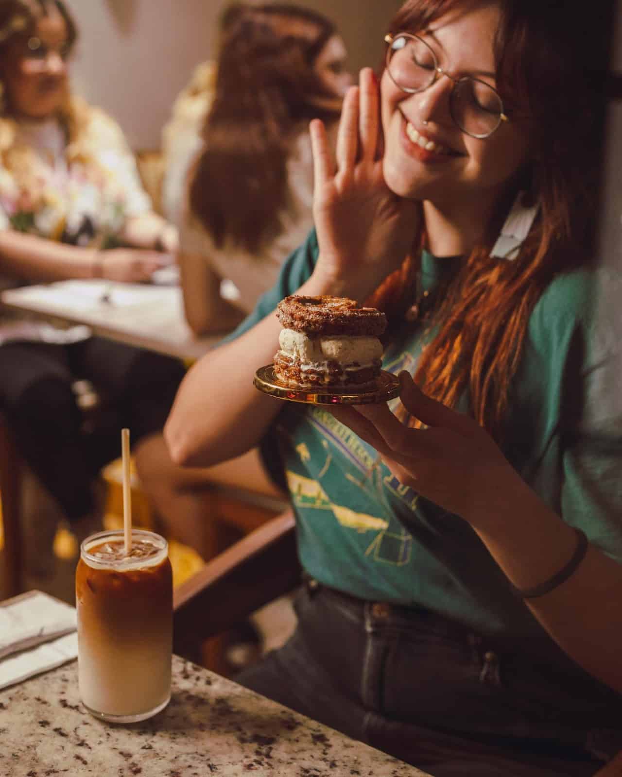 Se reúnen para degustar un rico almuerzo