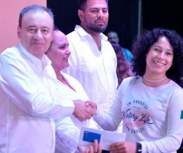 Jóvenes de Guaymas y Empalme reciben beca
