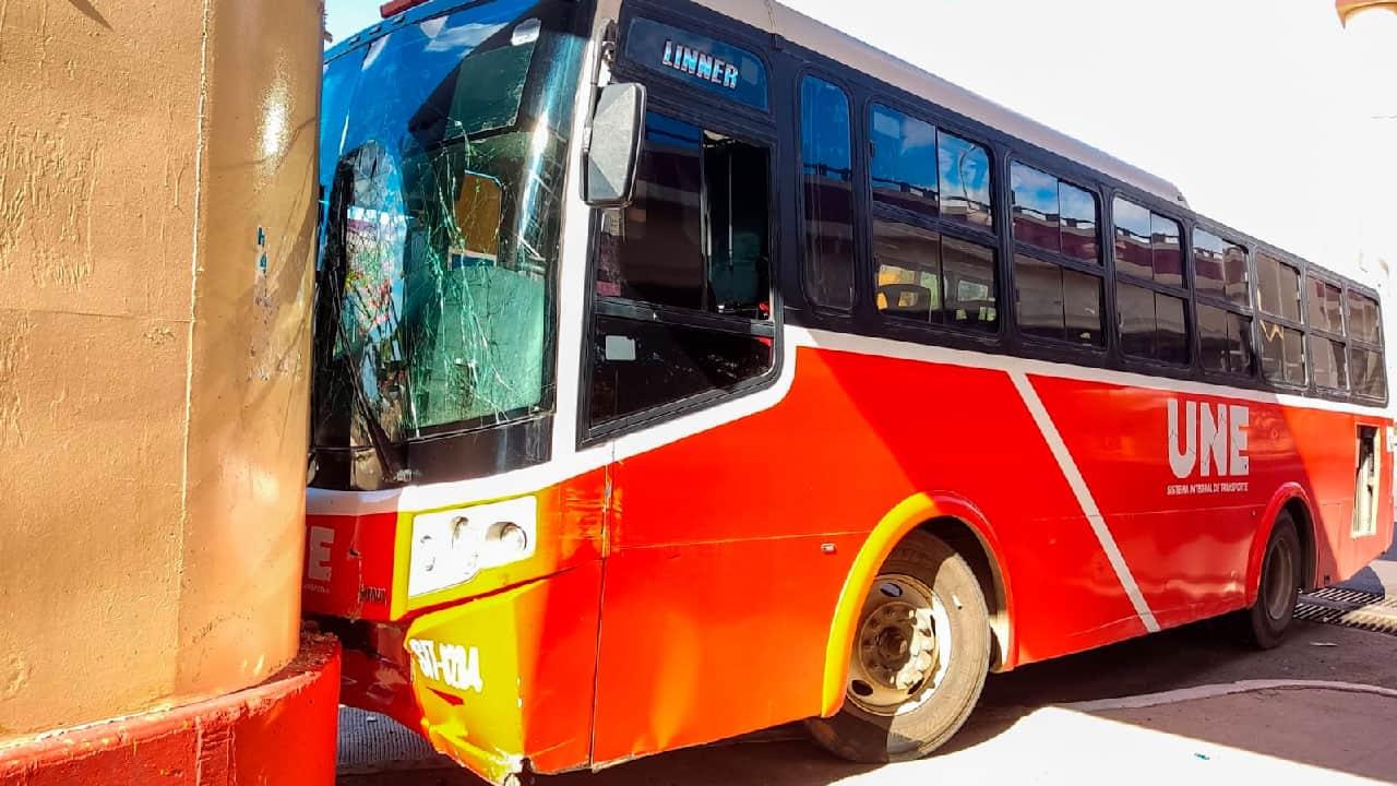 Choca camión de transporte urbano contra puente