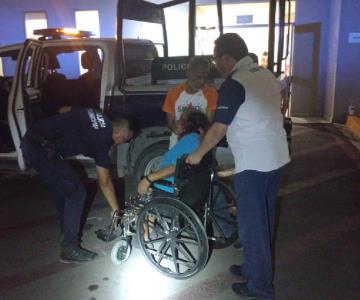 Policías trasladan a mujer con problemas respiratorios a un hospital