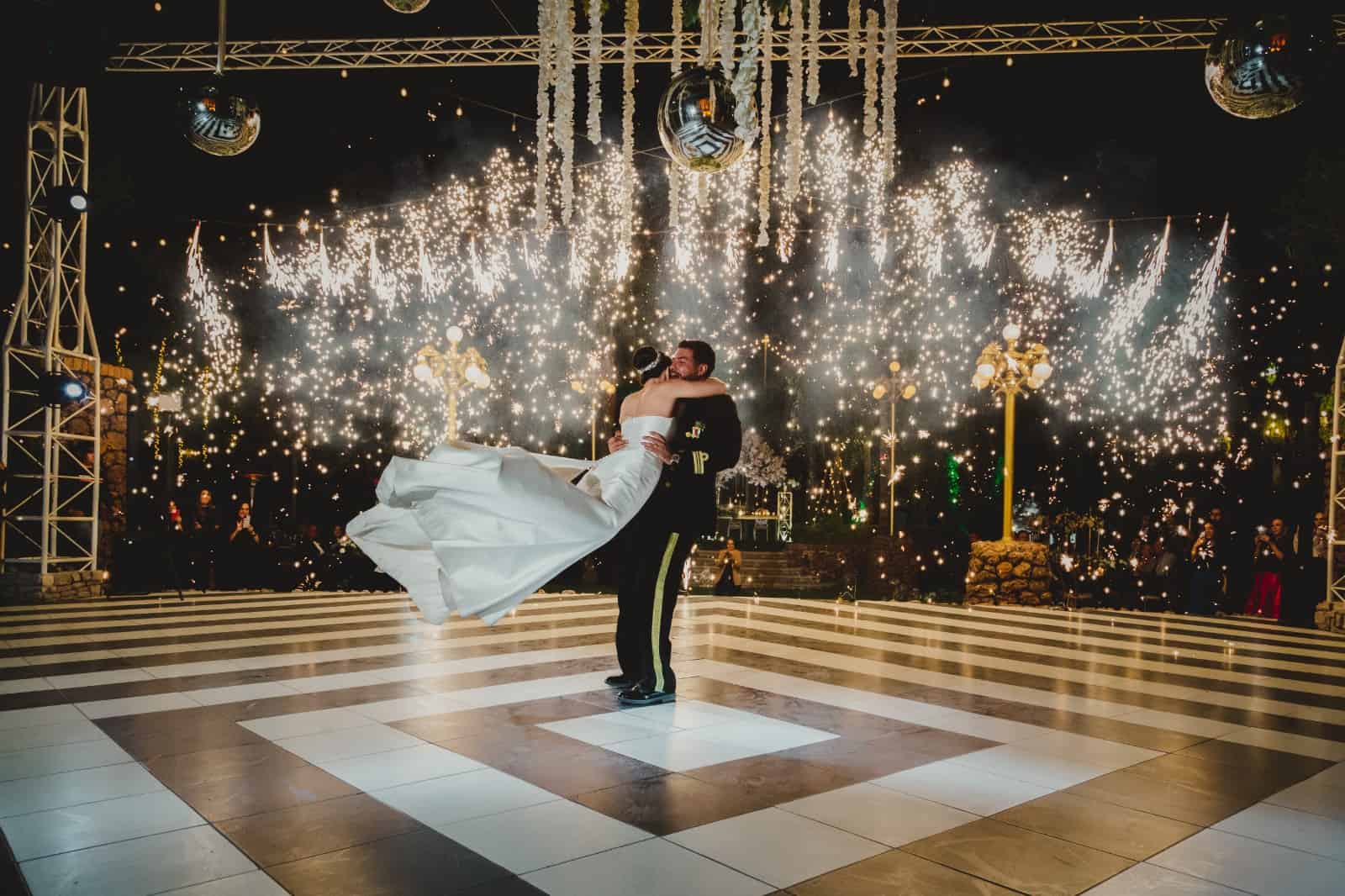 Paulina y Salvador tienen una boda de cuenta de hadas