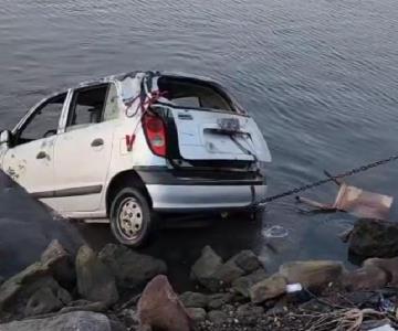 Un muerto y tres lesionados dejó la caída de vehículo al mar en Guaymas