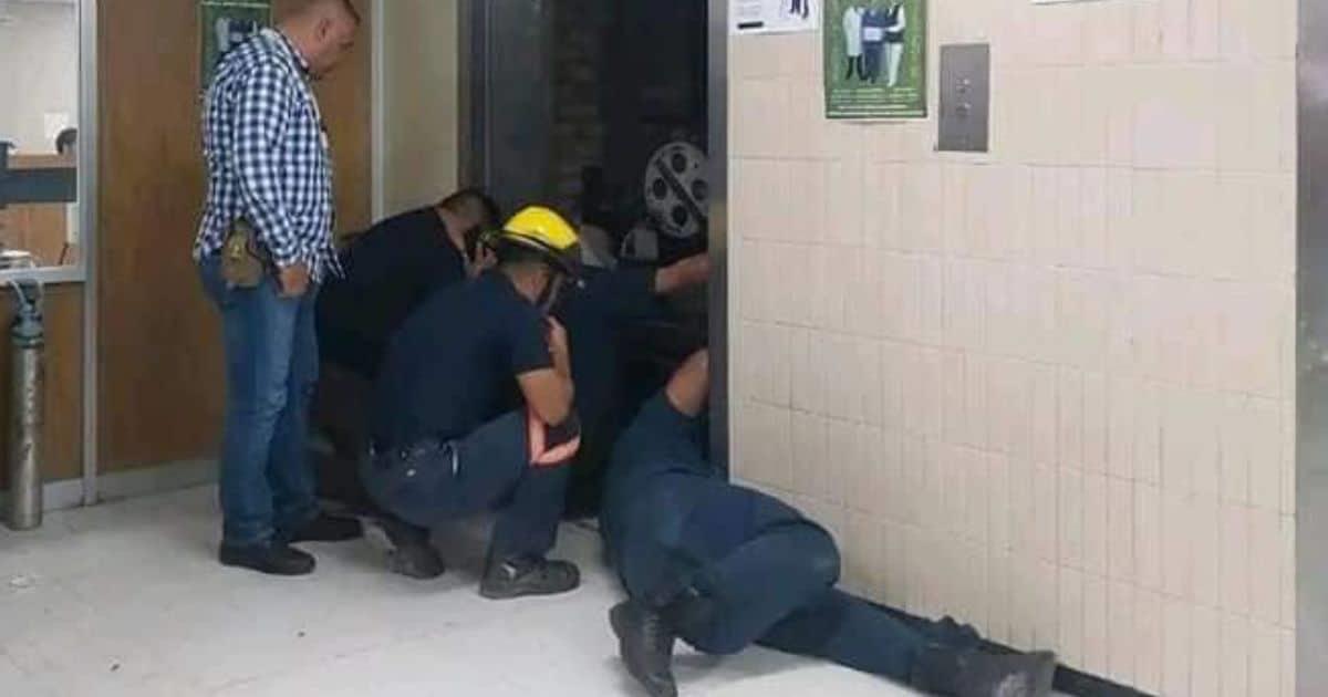 Falla elevador del IMSS en Monclova y rescatan a 7 personas atrapadas