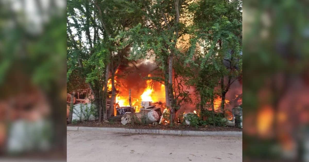 Fuerte incendio consumió un taller de lavadoras; no hubo lesionados