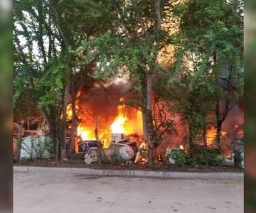 Fuerte incendio consumió un taller de lavadoras; no hubo lesionados