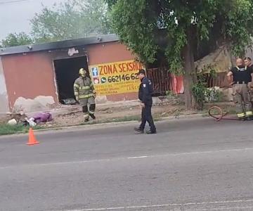 Bomberos combaten incendio de inmueble abandonado en San Benito