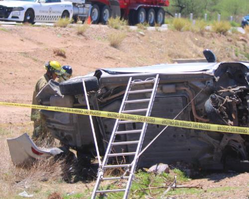 Muere un hombre tras volcarse en carretera Hermosillo-Guaymas