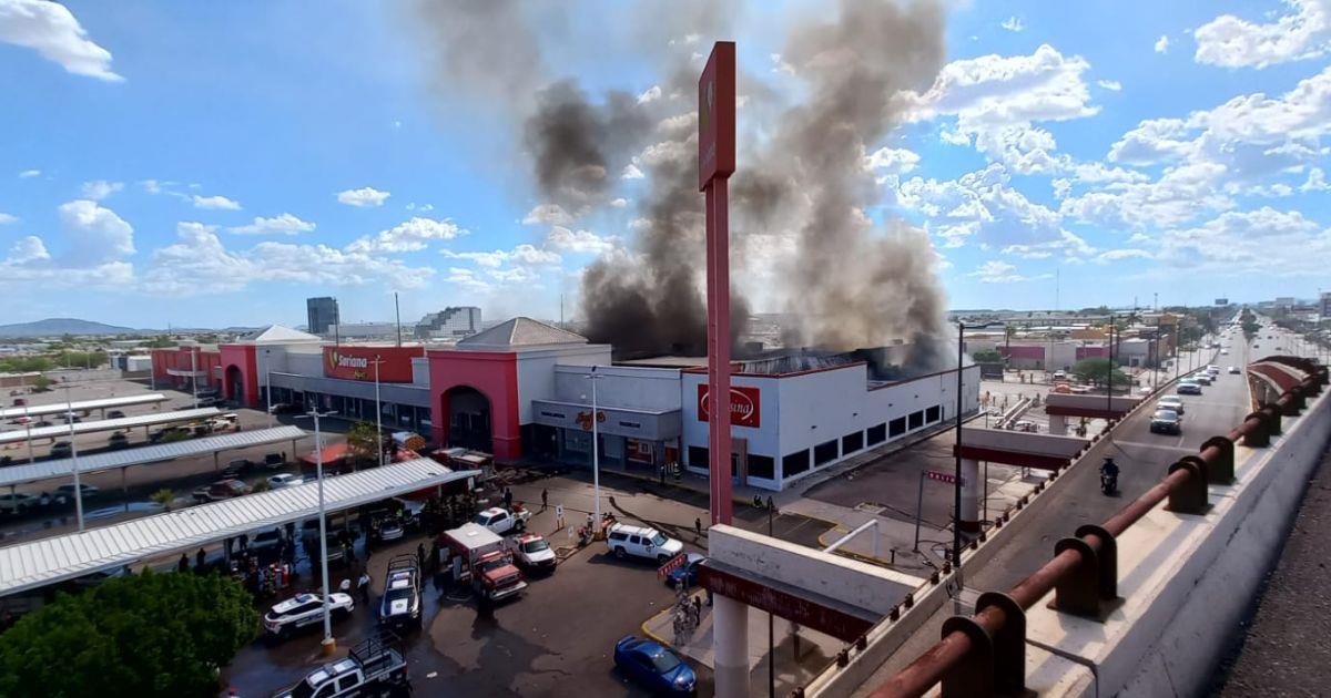 Combaten fuerte incendio en tienda de telas en Hermosillo