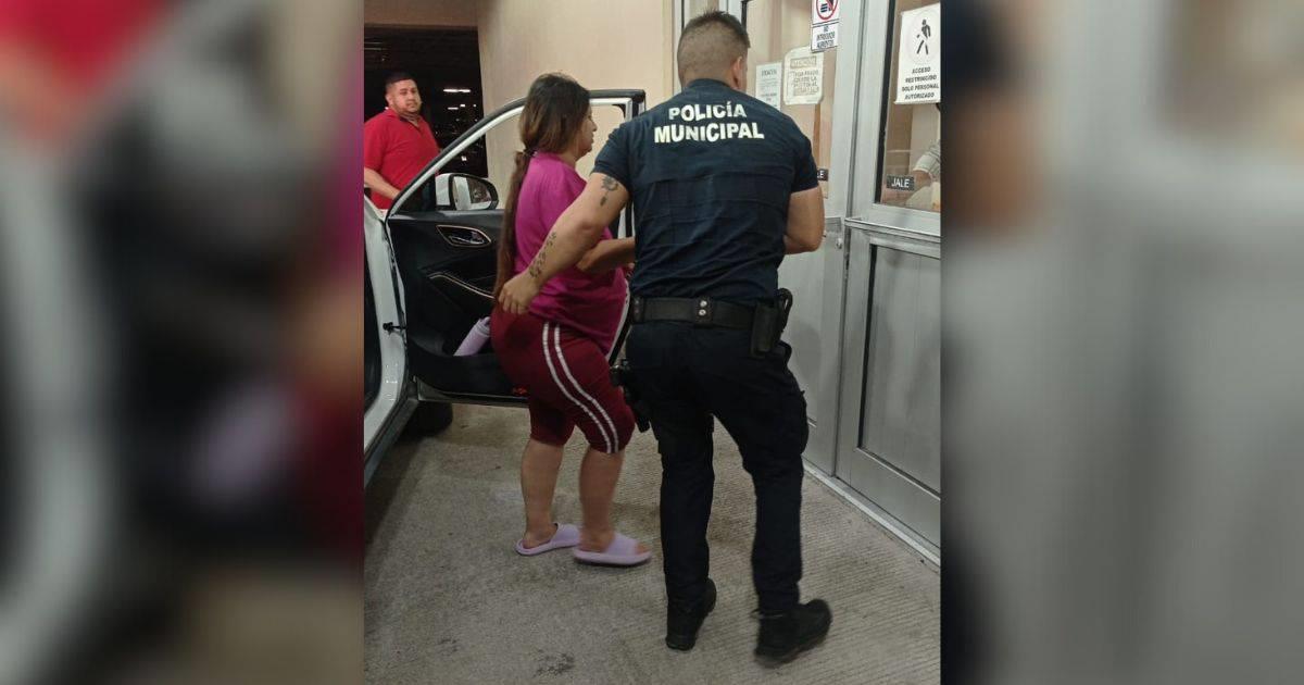 Policías trasladan a mujer en labores de parto en Puerta del Rey