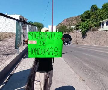 Familia de migrantes piden ayuda a guaymenses para seguir su camino