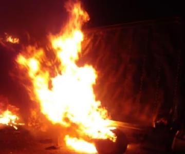 Incendio de tráiler afecta circulación en la autopista México-Querétaro