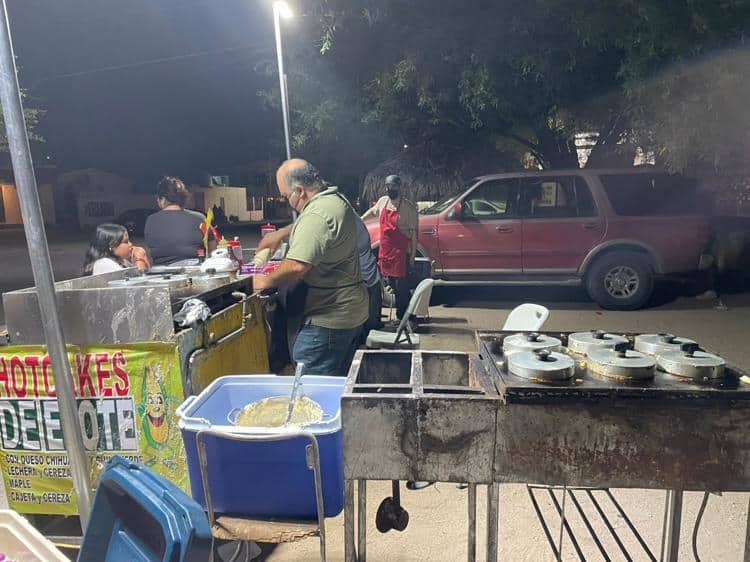 Jesús Noriega causa sensación con sus hot cakes de elote