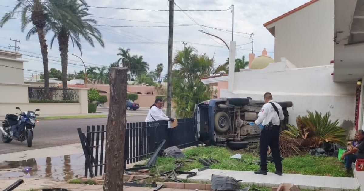 Automóvil terminó volcado en jardín frontal de un domicilio en Navojoa
