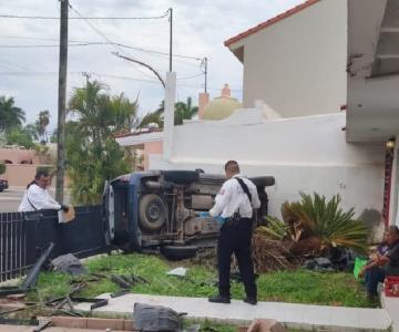 Automóvil terminó volcado en jardín frontal de un domicilio en Navojoa