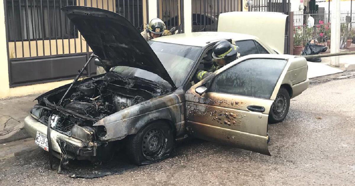 Un automóvil se incendió por un cortocircuito en la colonia Jesús García