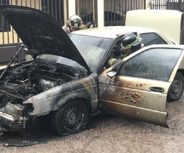 Un automóvil se incendió por un cortocircuito en la colonia Jesús García