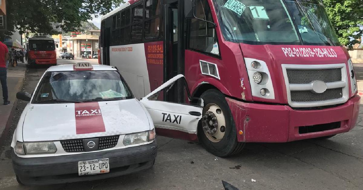Camión impacta la puerta abierta de un taxi en el Centro de Hermosillo