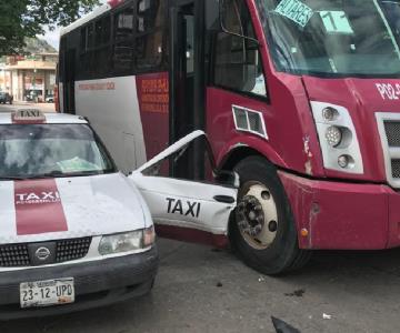 Camión impacta la puerta abierta de un taxi en el Centro de Hermosillo