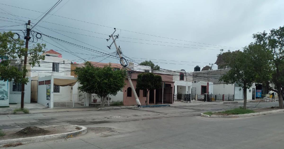 Caída de postes deja sin energía eléctrica a colonias de Guaymas