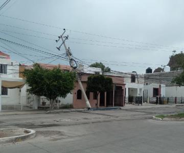 Caída de postes deja sin energía eléctrica a colonias de Guaymas