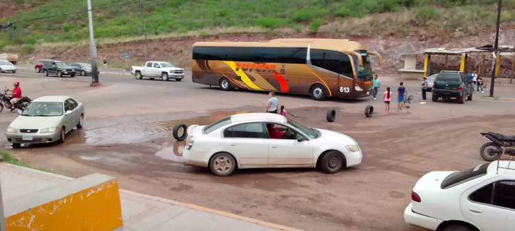 Bloquean carretera Internacional por ausencia de agua y luz en Guaymas
