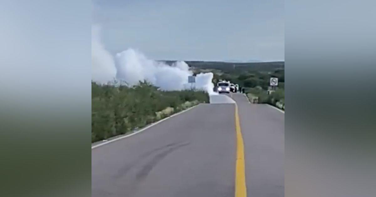 Vuelca camión con ácido sulfúrico en carretera Agua Prieta-Fronteras
