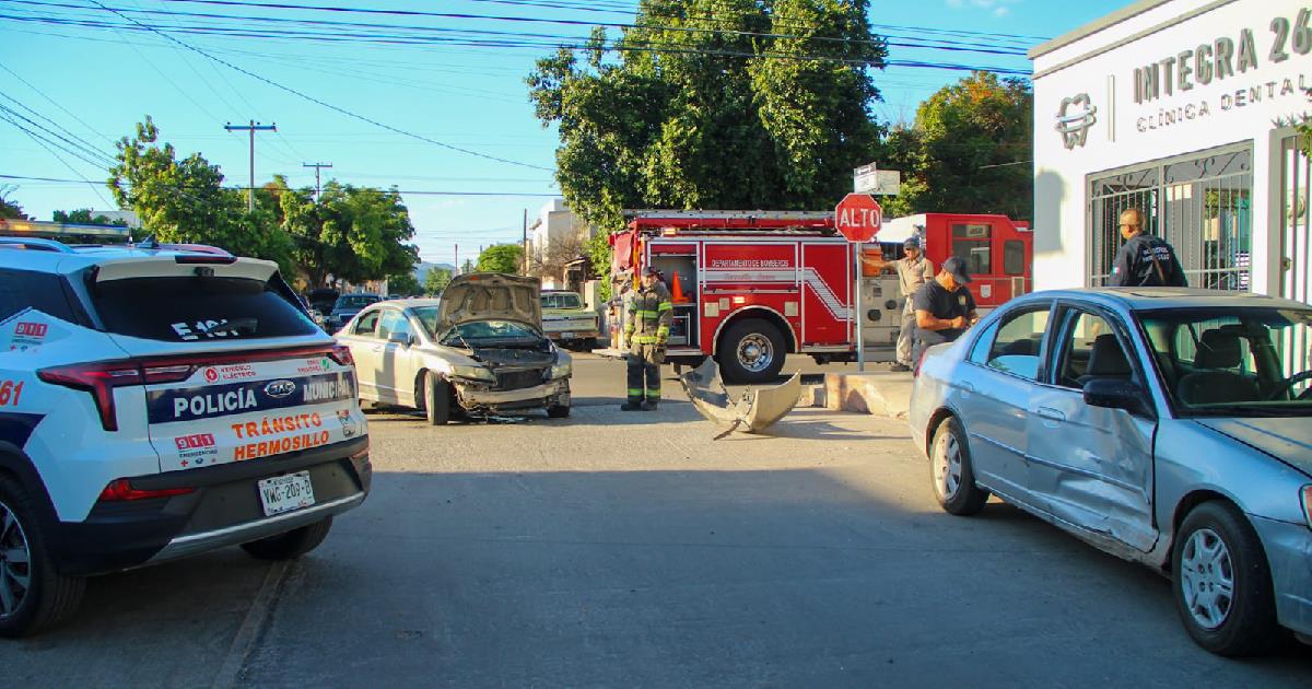 Accidente vial deja dos mujeres lesionadas y cuantiosos daños materiales