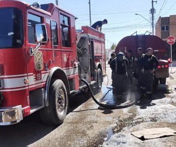 Incendio en vivienda deja a hombre afectado por inhalación de humo