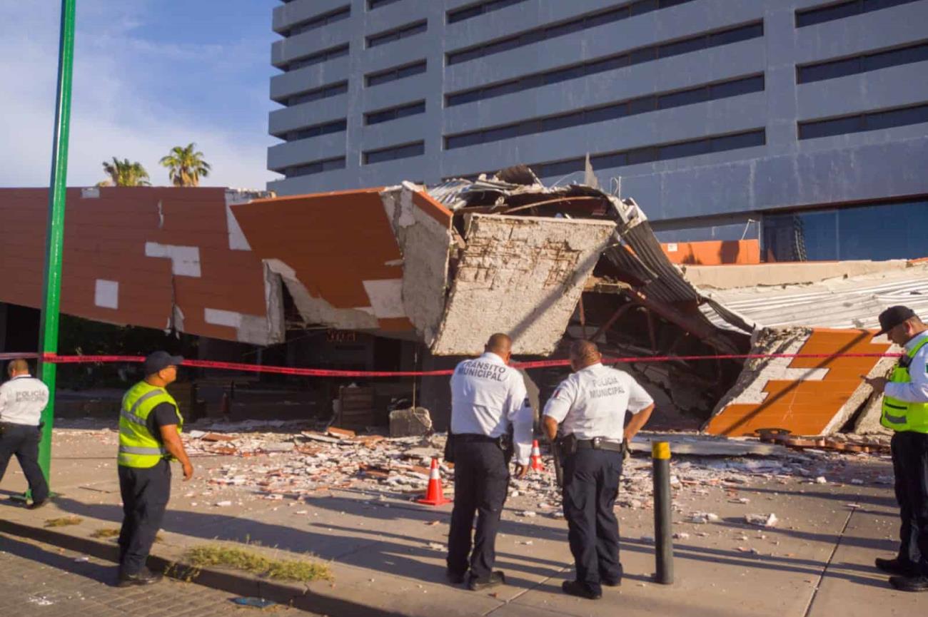 Colapsa fachada de hotel al oriente de Hermosillo
