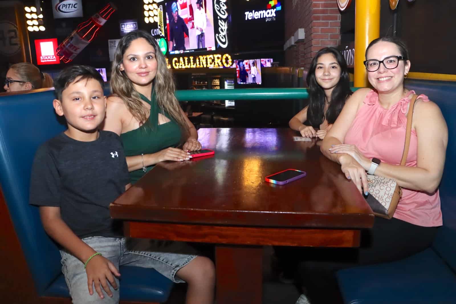 Divertida cena en familia en Ballpark