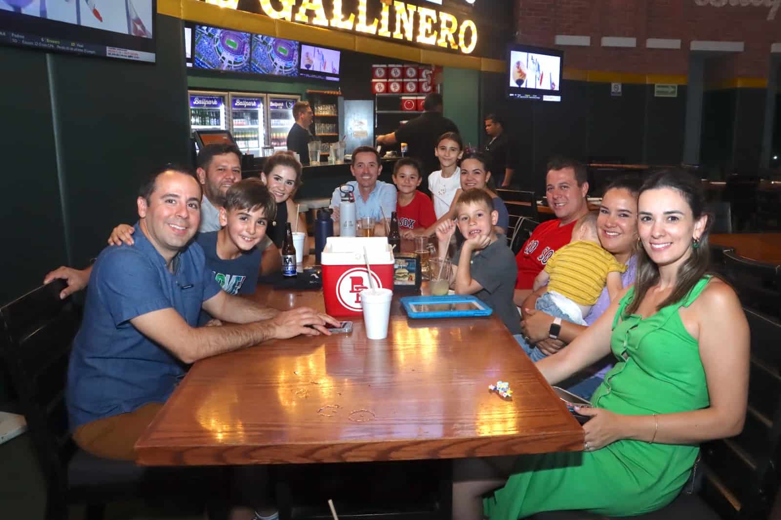 Divertida cena en familia en Ballpark