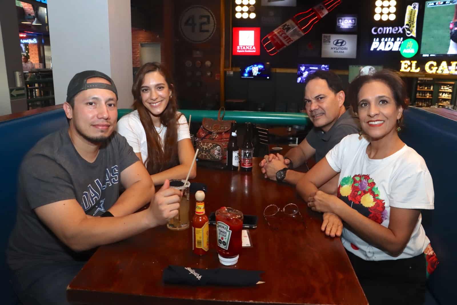 Divertida cena en familia en Ballpark