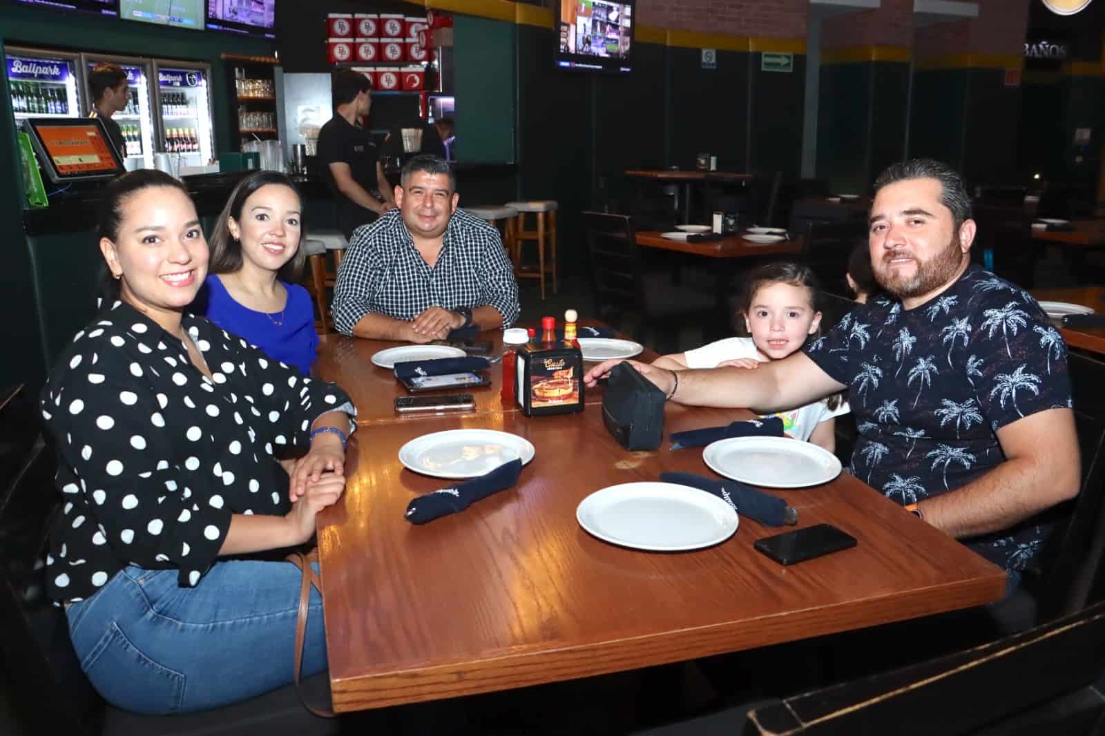 Divertida cena en familia en Ballpark