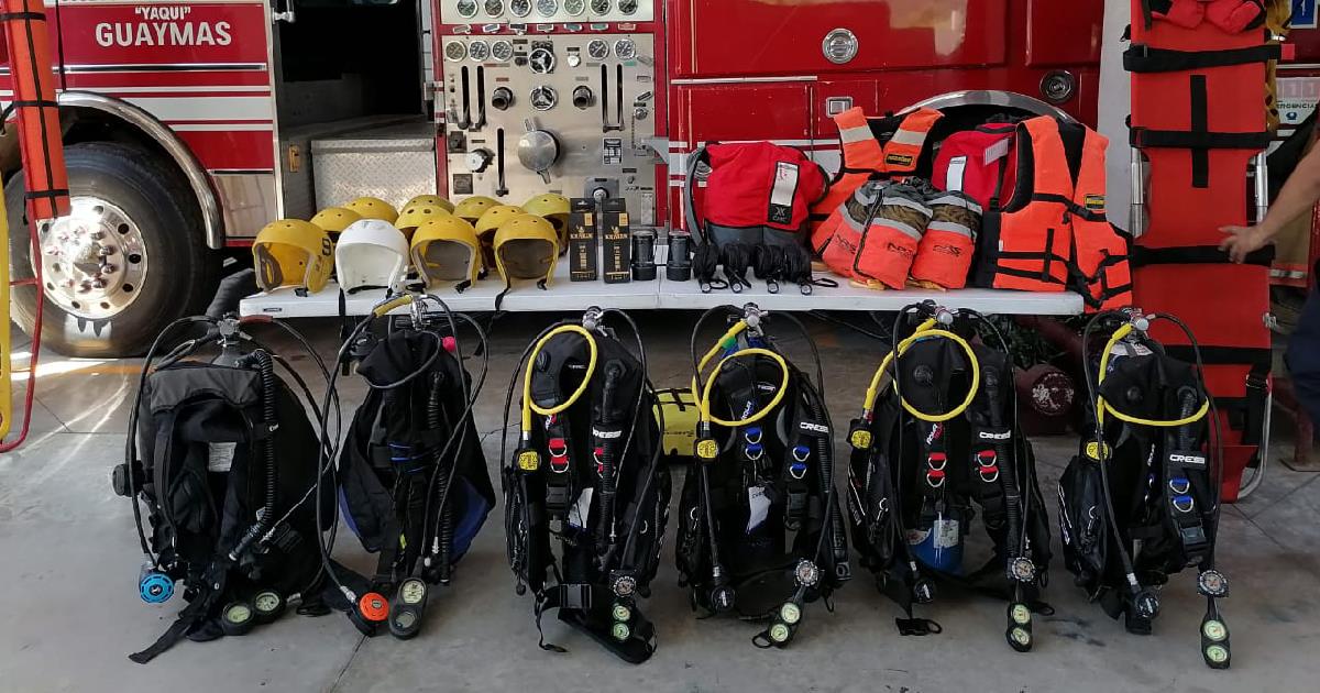 Patronato de Bomberos Voluntarios de Guaymas entrega equipo de buceo