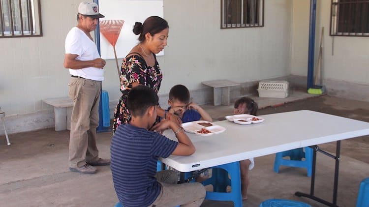 Sarita da alimento a más de 40 niños en su comedor 