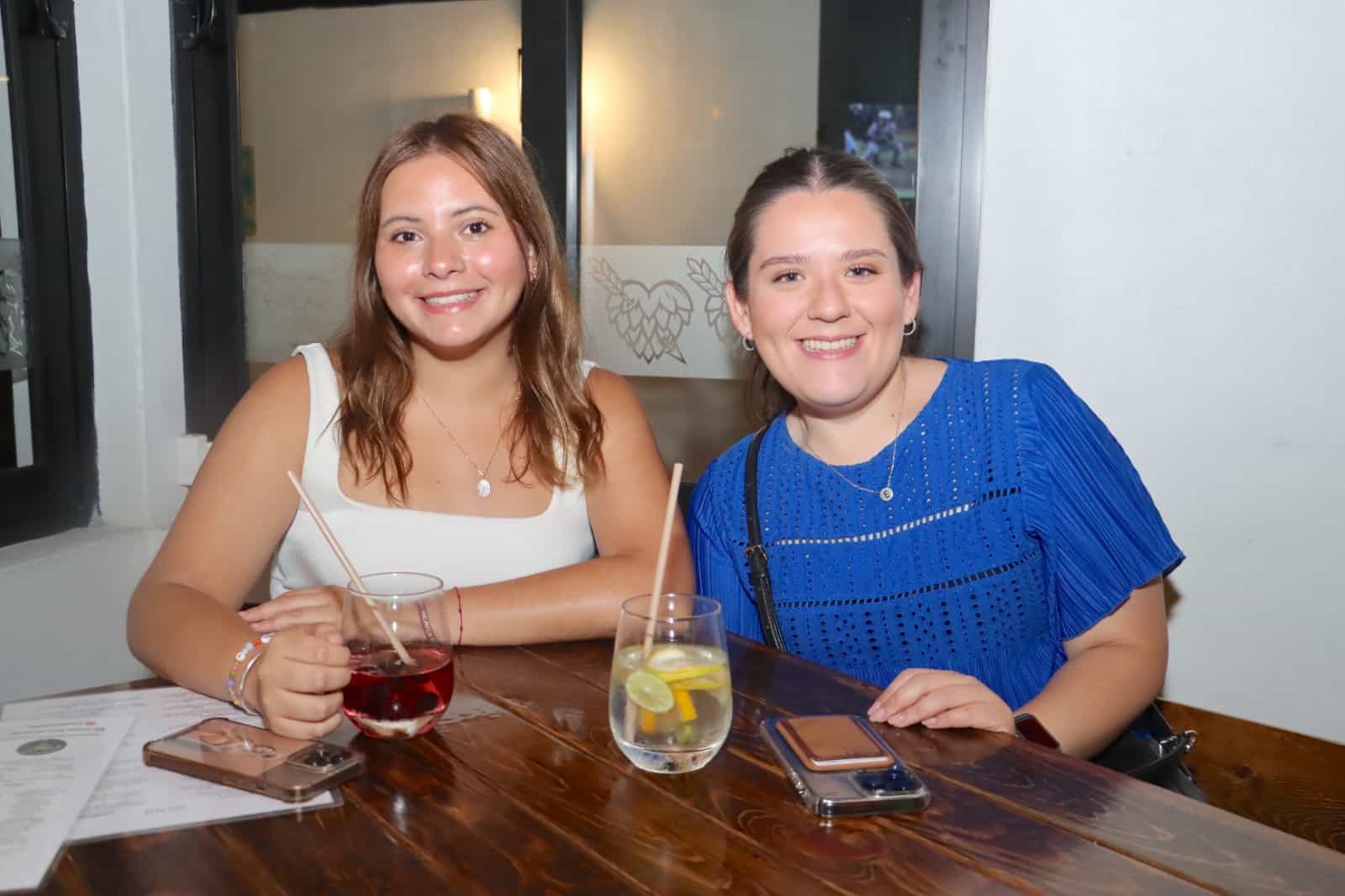 Comparten exquisita cena y refrescantes bebidas en Amante Brew