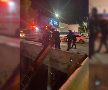 Rescatan a hombre en situación de calle lesionado debajo de un puente