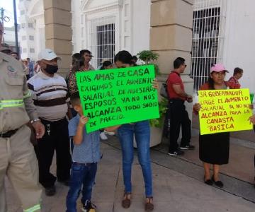 Esposas de trabajadores de la CEA en Guaymas exigen aumento salarial 2023