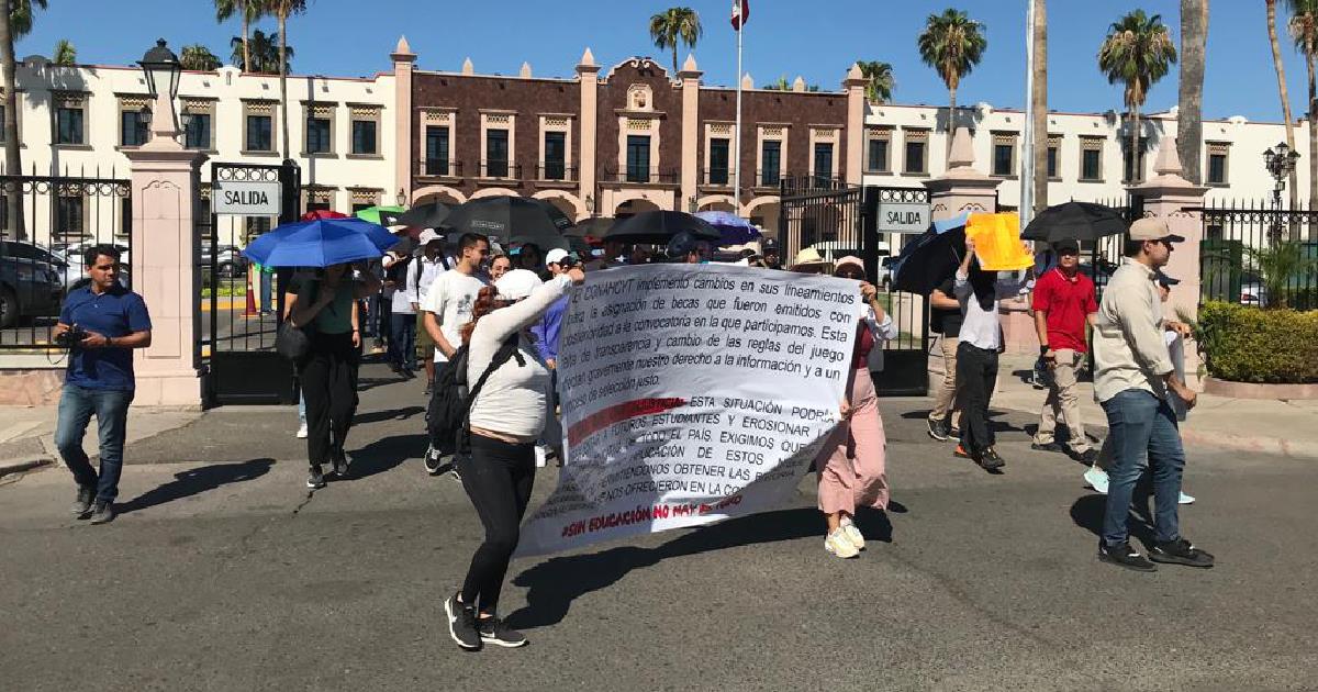 Estudiantes del Conacyt marchan a Palacio de Gobierno por falta de becas