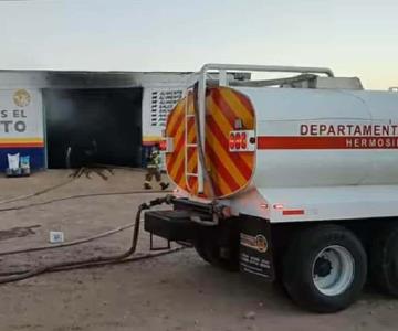 Arde almacén de alimento para ganado y vehículo de carga en El Tronconal