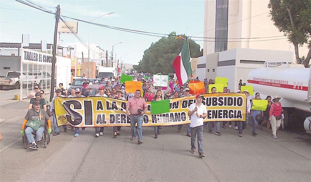 Usuarios de CFE se manifiestan en Congreso por altos consumos